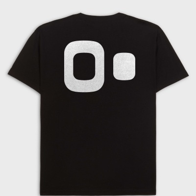 T-shirt preta com estampagem branca de dois ovais na parte de trás