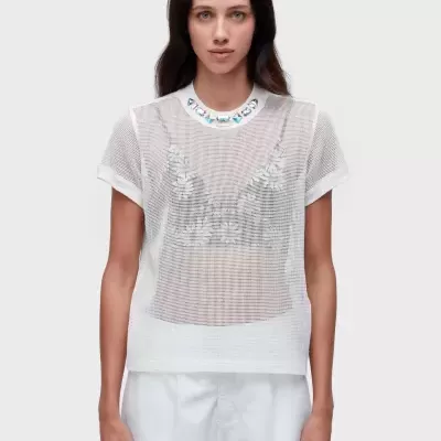 T-shirt de malha branca transparente com decote decorado