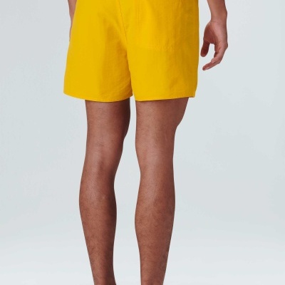Shorts de banho amarelos com cintura azul vistos de costas
