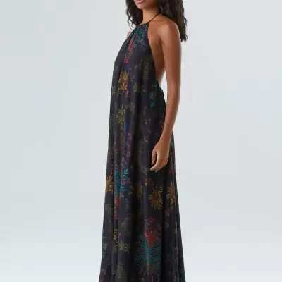 Vestido maxi floral colorido em fundo preto com decote halter e costas nuas