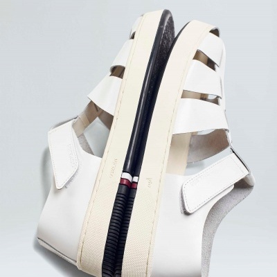 Sandálias brancas de tiras com sola preta e bege, fecho de velcro