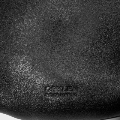 Material preto texturizado com logo OSKLEN RIO DE JANEIRO