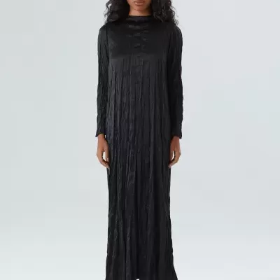 Vestido longo preto texturizado com mangas compridas