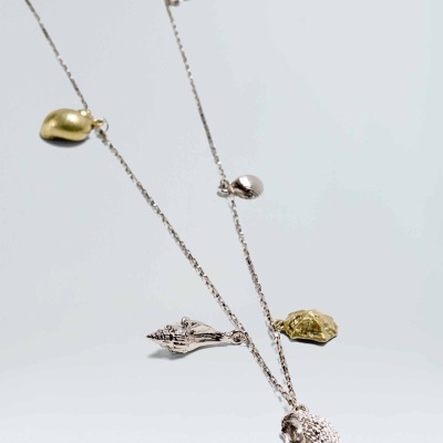 Colar com pendentes marinhos em dourado e prateado