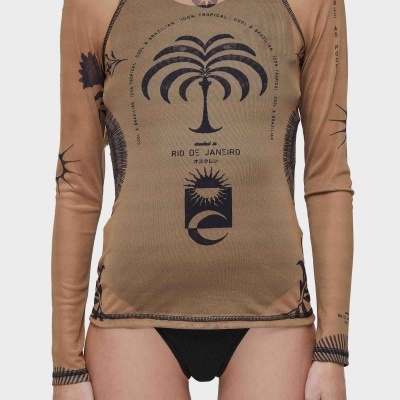 T-shirt feminina bege transparente com estampas pretas de palmeiras e texto Rio de Janeiro