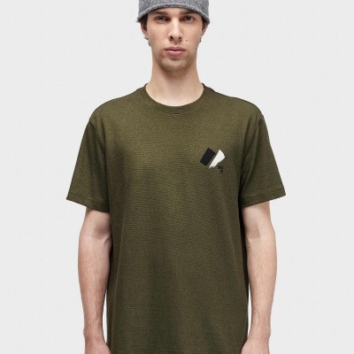 Homem com camisola verde-oliva e gorro cinza