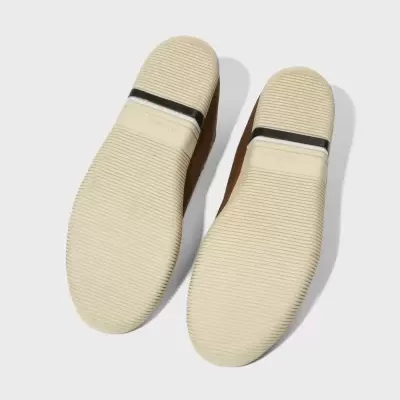 Solas de sapatos creme com faixa preta e textura de linhas horizontais