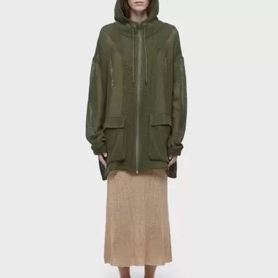 Casaco verde militar com capuz e fecho de correr frontal em tecido semi-transparente.