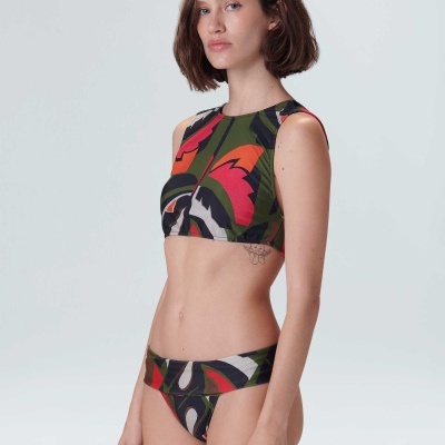 Biquíni colorido com padrão abstrato em modelo num fundo claro
