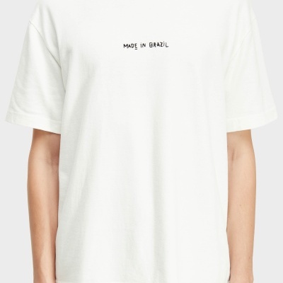 Camisola branca de manga curta com texto MADE IN BRAZIL bordado