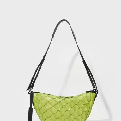 Mala verde lima com padrão de escamas e alça preta