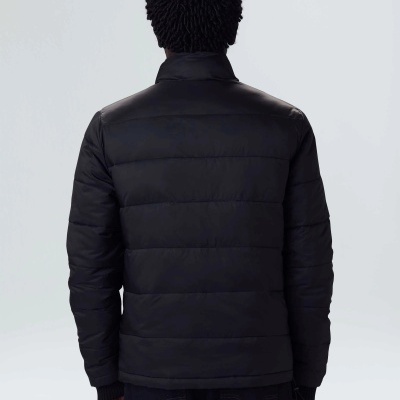 Casaco acolchoado preto visto pelas costas