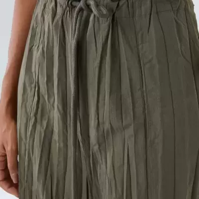 Calças verdes largas com cordão e tecido plissado