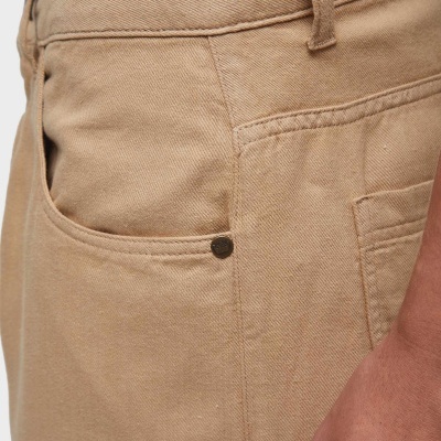 Calças castanho claro com bolso frontal e rebite metálico preto
