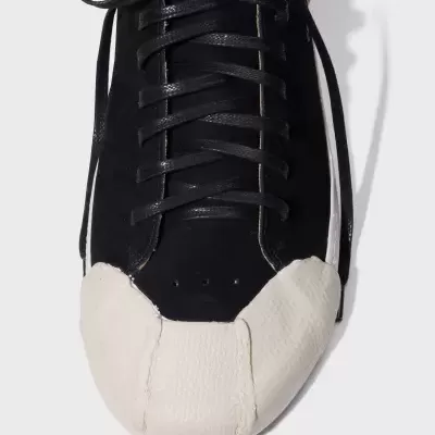 Sapatilha preta com atacadores e biqueira de couro branco texturizado