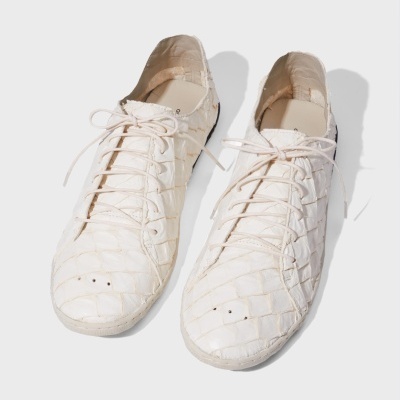 Sapatos brancos textura pele crocodilo com atacadores