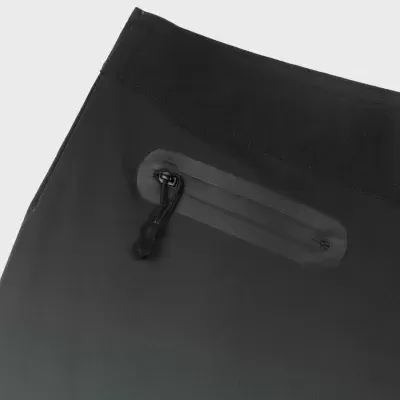 Peça de roupa preta com bolso e fecho impermeável