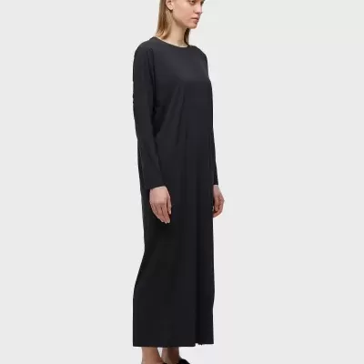 Vestido comprido preto de manga longa com gola redonda