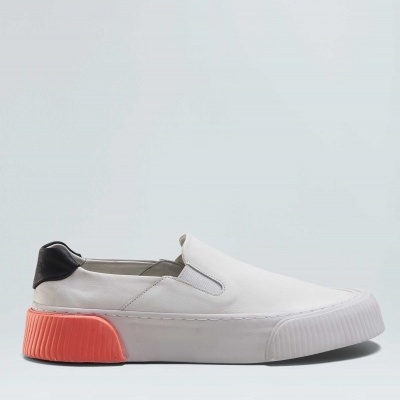 Sapatilha desportiva branca com sola laranja e detalhes a preto