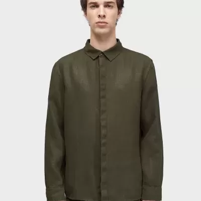 Homem com camisa verde-oliva de manga comprida e gola, fundo branco