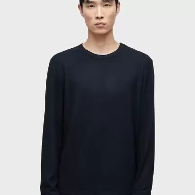 Camisola preta de manga comprida com gola redonda usada por modelo masculino