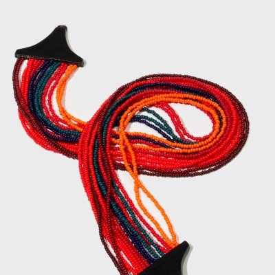 Colar ou pulseira de contas coloridas com fechos pretos