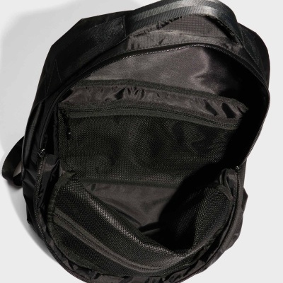 Mochila preta aberta com bolsos interiores em rede