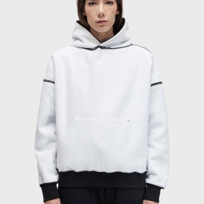 Sweatshirt branca com capuz e costuras pretas, vista frontal.