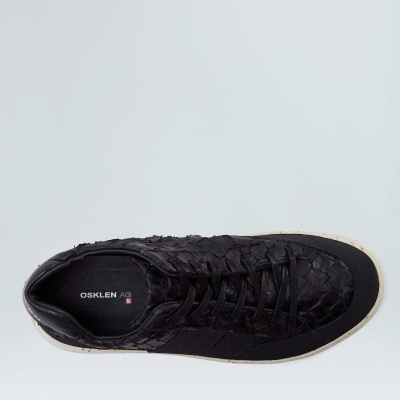 Tênis preto OSKLEN com textura tipo escamas e sola branca