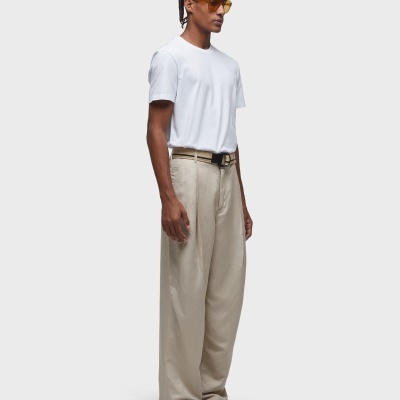 Homem com roupa casual e óculos de sol sobre fundo branco