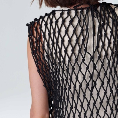 Top branco com rede preta por cima vista de costas