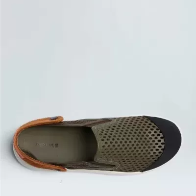 Ténis deslizante verde oliva com perfurações e biqueira preta, vista superior