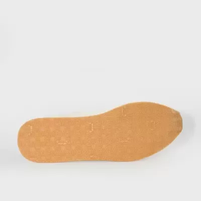 Sola de sapato em borracha castanha com padrão ondulado e texto vibram