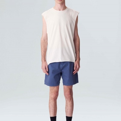 Homem com roupa casual numa pose frontal contra fundo branco