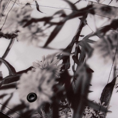 Bolso de tecido com padrão floral em preto e branco e etiqueta OSKLEN SURFING