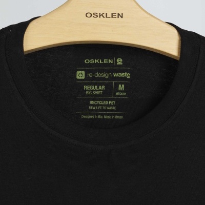 Camisola preta OSKLEN com etiqueta interna verde e cabide de madeira OSKLEN