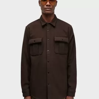 Homem com camisa castanha e óculos amarelos