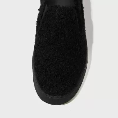 Sapato slip-on preto com textura peluda da marca Osklen