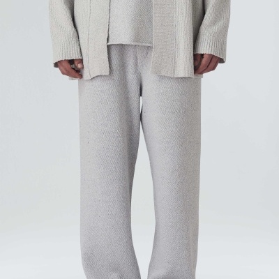 Calças de malha bege claras e mocassins pretos