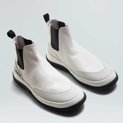 Par de botas brancas com sola preta e elástico preto lateral