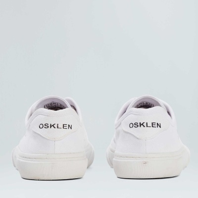 Par de sapatilhas brancas OSKLEN vistas de trás