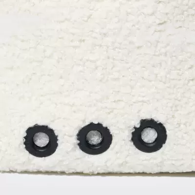 Tecido branco boucle com três botões pretos circulares na borda