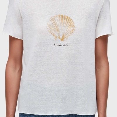 T-shirt branca com estampa de concha amarela e texto Brazilian soul