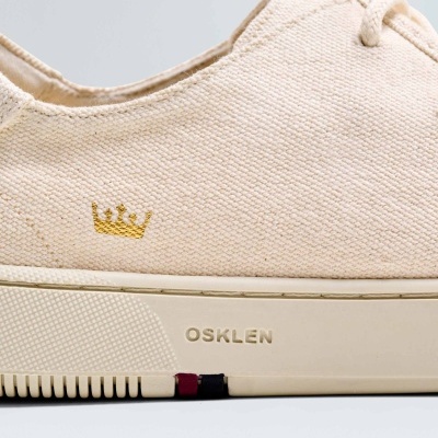 Sapato casual creme OSKLEN com bordado de coroa dourada