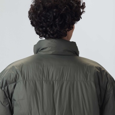 Casaco acolchoado verde-oliva visto por trás com gola alta.
