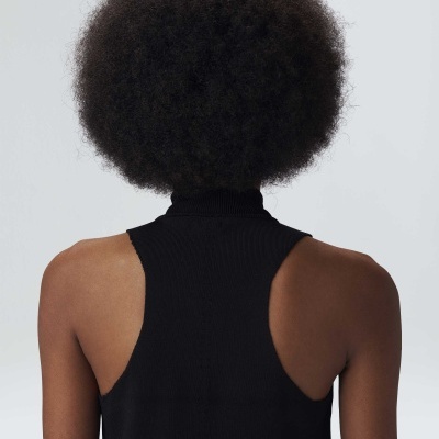 Top feminino preto sem mangas com gola alta visto de trás