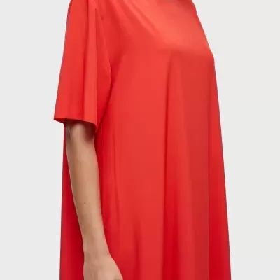 Vestido vermelho de manga curta com gola redonda