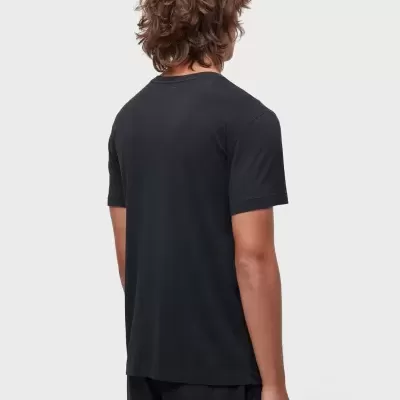 T-shirt preta de manga curta vista de costas