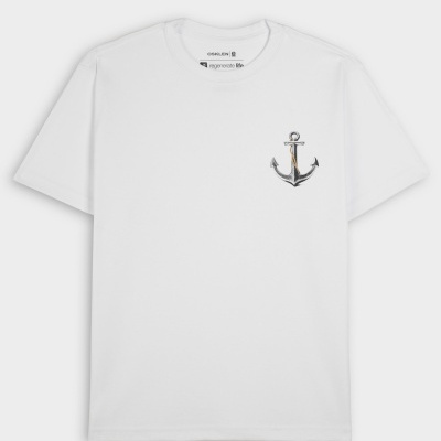 T-shirt branca com estampa de âncora pequena ao lado esquerdo do peito