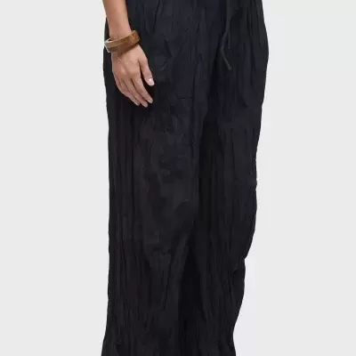 Calças pretas femininas texturadas com cordão na cintura